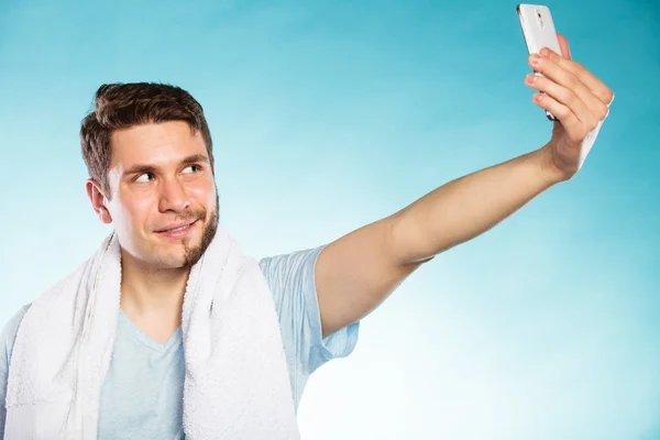 幸せな自己の写真の selfie を取って半分坊主の男. — ストック写真