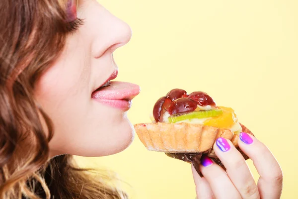 特写滑稽的女人吃水果蛋糕 — 图库照片