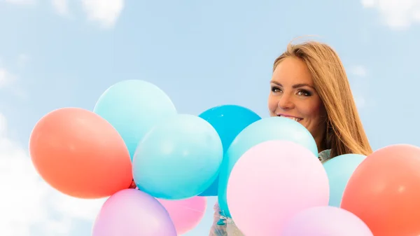 Tonåring flicka med färgglada ballonger — Stockfoto