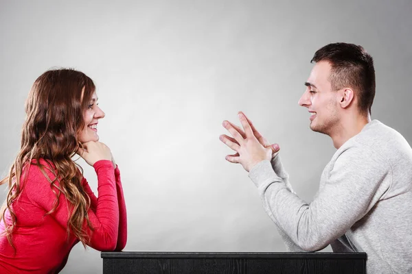 Um casal feliz a falar num encontro. Conversa. — Fotografia de Stock