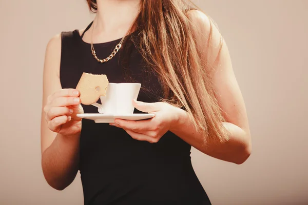 Kvinna med kopp kaffe och kaka — Stockfoto