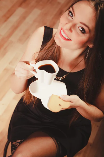 Femme avec tasse de café et gâteau — Photo