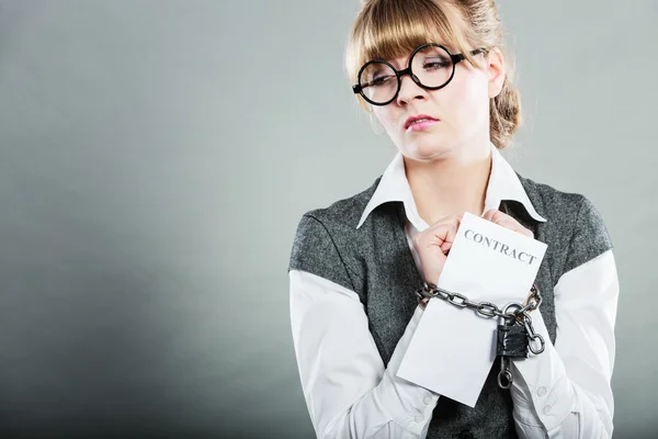 Geschäftsfrau mit gefesselten Händen hält Vertrag — Stockfoto