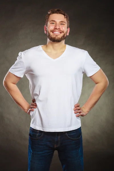 Happy man in leeg shirt met lege kopieerruimte. — Stockfoto