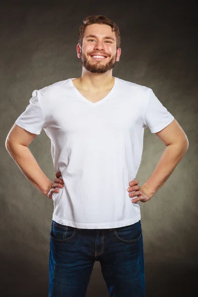 Homem feliz em camisa em branco com espaço de cópia vazio. — Fotografia de Stock