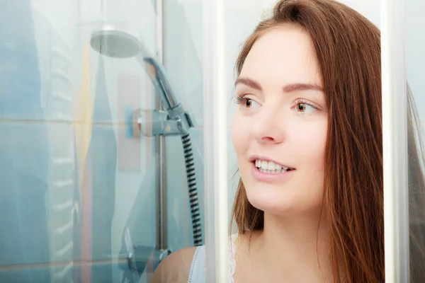 Menina tomando banho na cabine do chuveiro — Fotografia de Stock