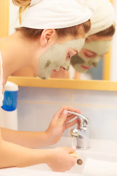 Mujer quitando máscara de barro — Foto de Stock