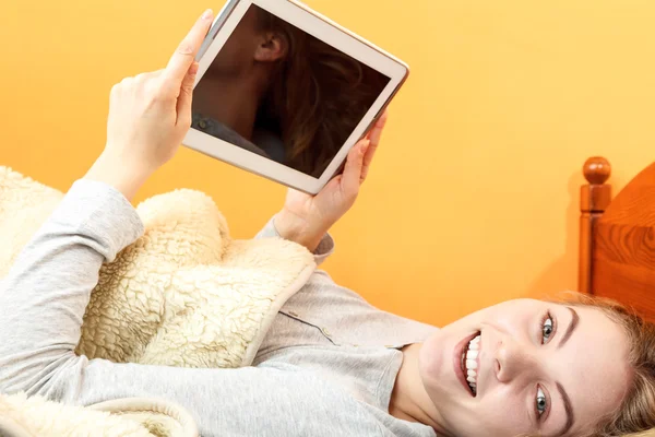 Junge Frau mit Tablet surft im Internet. — Stockfoto