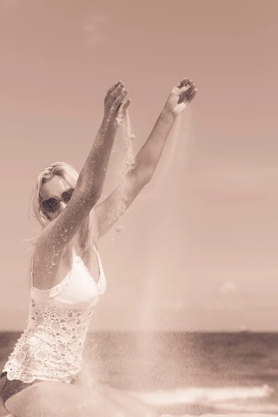 Mooi meisje op het strand. — Stockfoto