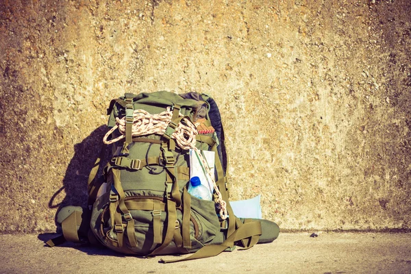 Yürüyüş kamp malzemeleri açık grunge duvara sırt çantası — Stok fotoğraf