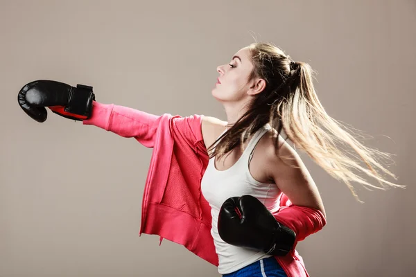 Fitness girl doing exercise — Stockfoto