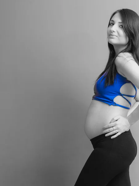 Cabello largo en forma mujer embarazada —  Fotos de Stock