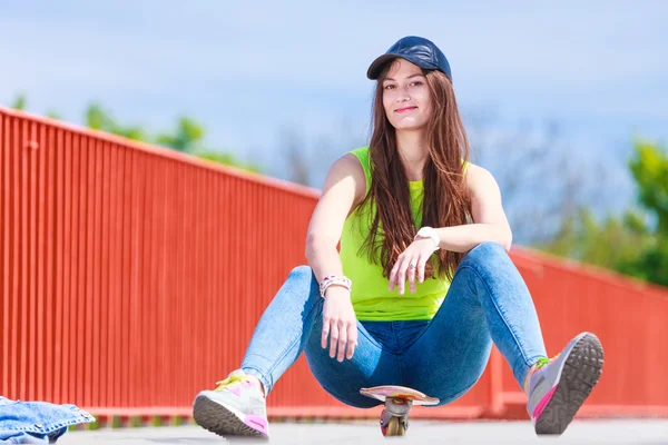 Tiener meisje skater paardrijden skateboard op straat. — Stockfoto