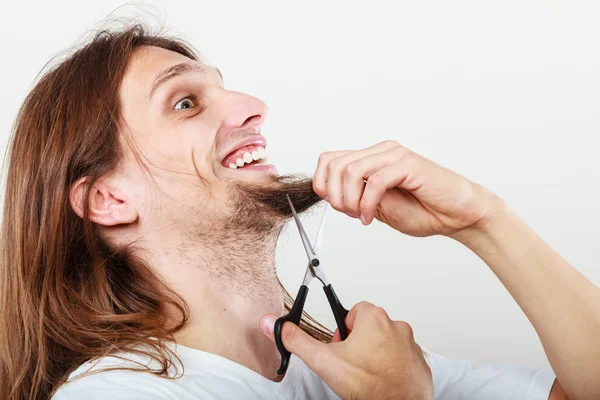 Mann schneidet sich den Bart — Stockfoto
