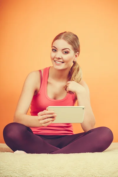 Chica fitness mujer con la tableta de navegación por Internet . — Foto de Stock