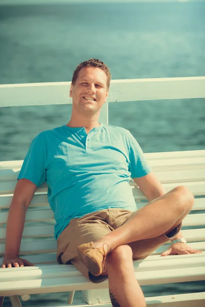 Handsome man tourist on pier. Fashion summer. — Stock Photo, Image