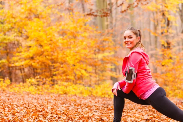 Fit Mädchen tun Stretching Outdoor. — Stockfoto