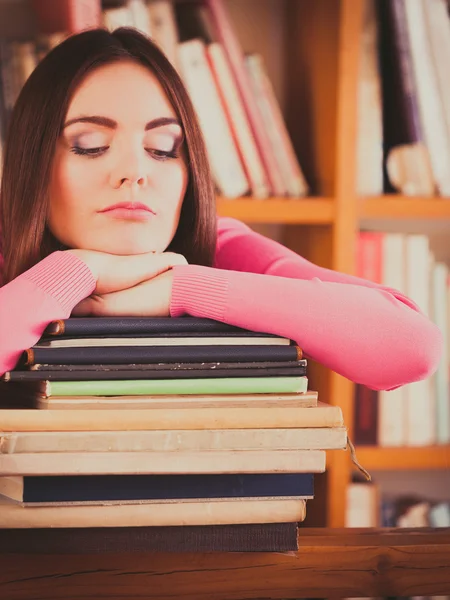 Chica cansada estudiante en la biblioteca universitaria —  Fotos de Stock