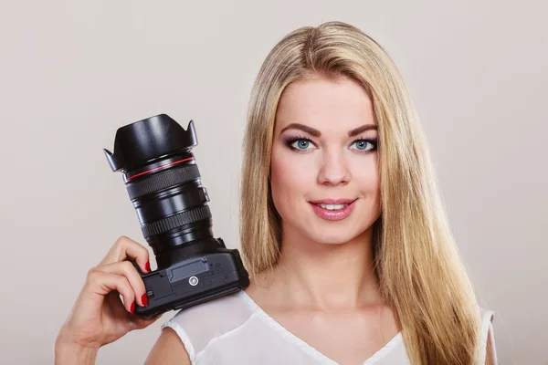Bella donna con macchina fotografica. — Foto Stock