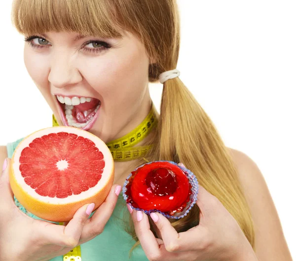 Mulher escolhendo frutas ou bolo fazer escolha dietética — Fotografia de Stock