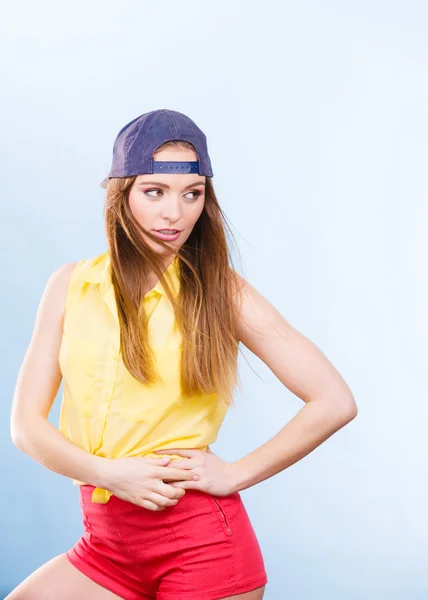 Menina adolescente bonita em roupas da moda . — Fotografia de Stock