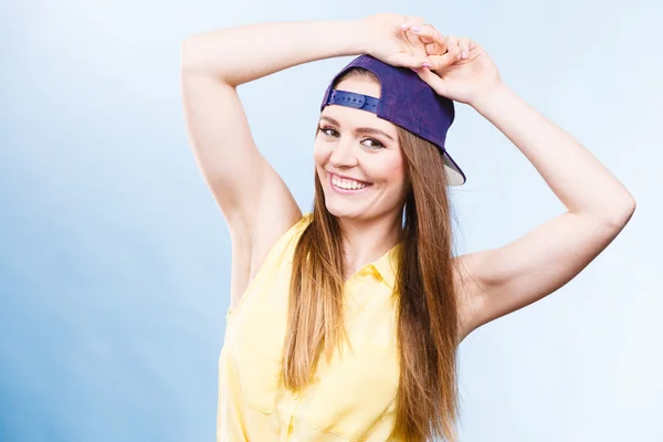 Gorra de mujer estilo casual en la cabeza en azul. Moda tiro —  Fotos de Stock