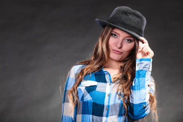 Retrato de una hermosa chica campesina. Moda . — Foto de Stock