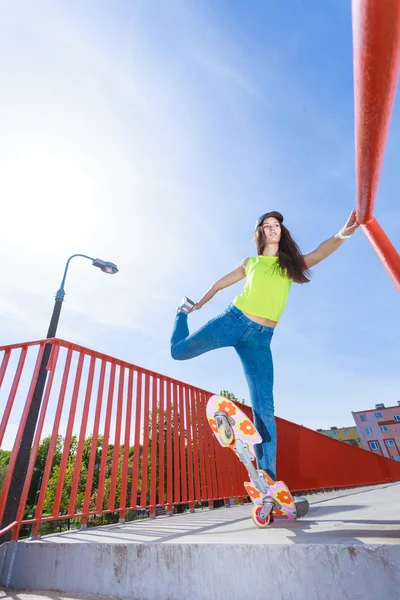 Chica adolescente skater montar monopatín en la calle. — Foto de Stock