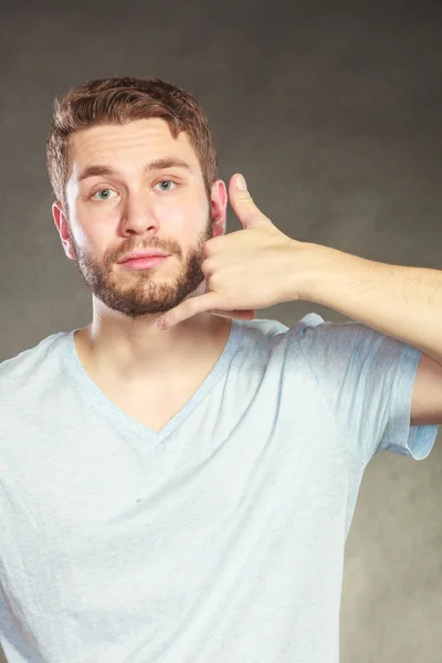 Hombre mostrando llámame gesto. —  Fotos de Stock