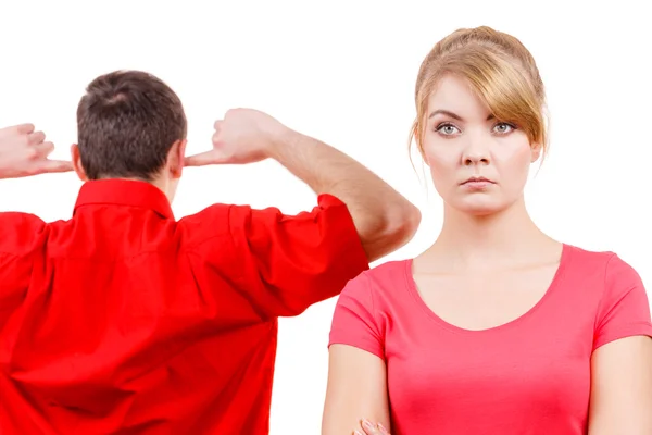 Pareja discutiendo. Hombre y mujer en desacuerdo —  Fotos de Stock