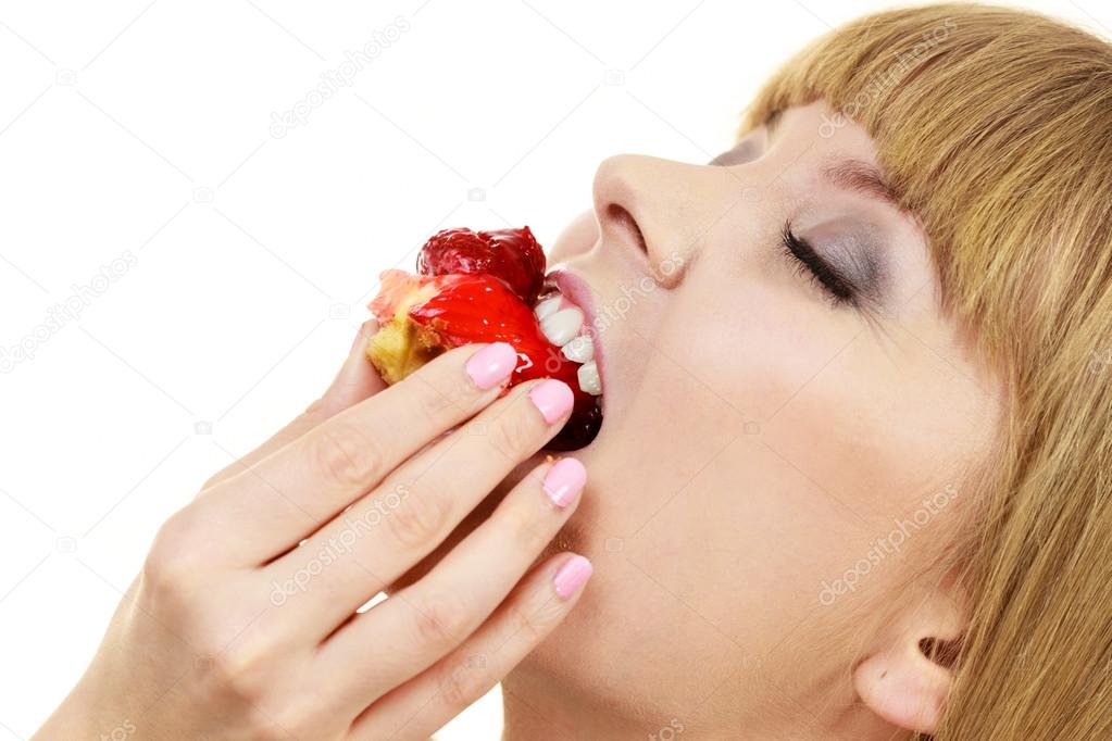 кошка ест пирожное. ребенок ест пирожное. малыш ест шоколадное пирожное. ест кекс. ест кекс.