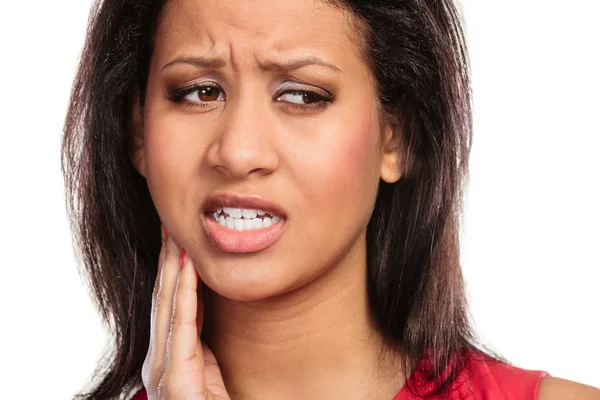 Donna che soffre di mal di denti dolore ai denti . — Foto Stock