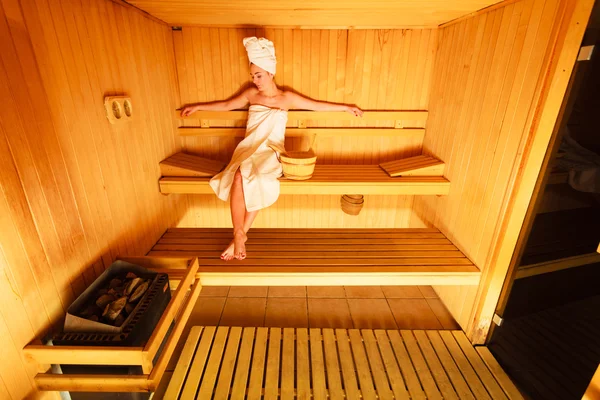 Donna seduta rilassata nella sauna in legno — Foto Stock