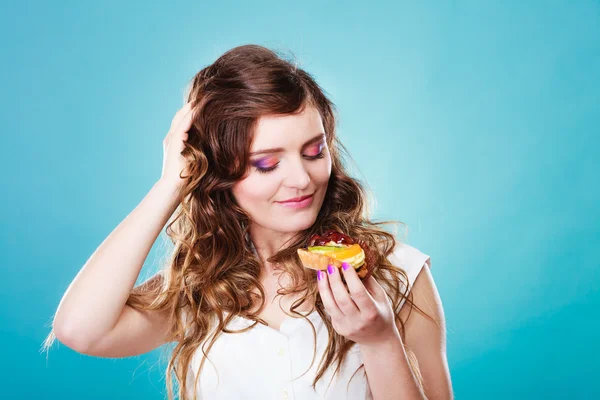 Aranyos lány gyümölcstorta tartja a kezében a kék — Stock Fotó