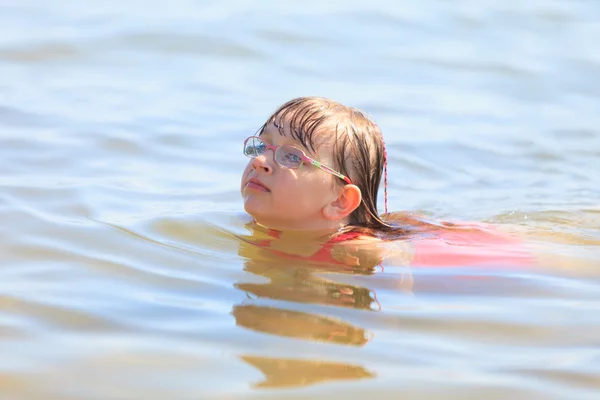 小女孩在海里游泳。玩得开心 — 图库照片