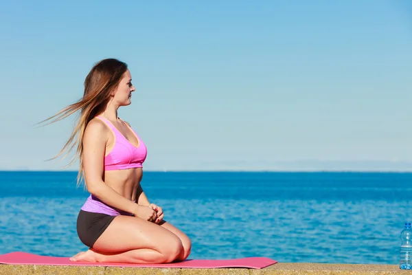 Vrouw met water na training — Stockfoto