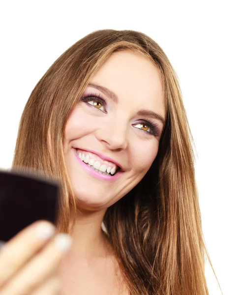 Mujer sonriendo mirando en primer plano espejo —  Fotos de Stock