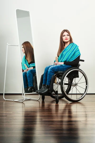 Menina inválida na cadeira de rodas pentear o cabelo — Fotografia de Stock