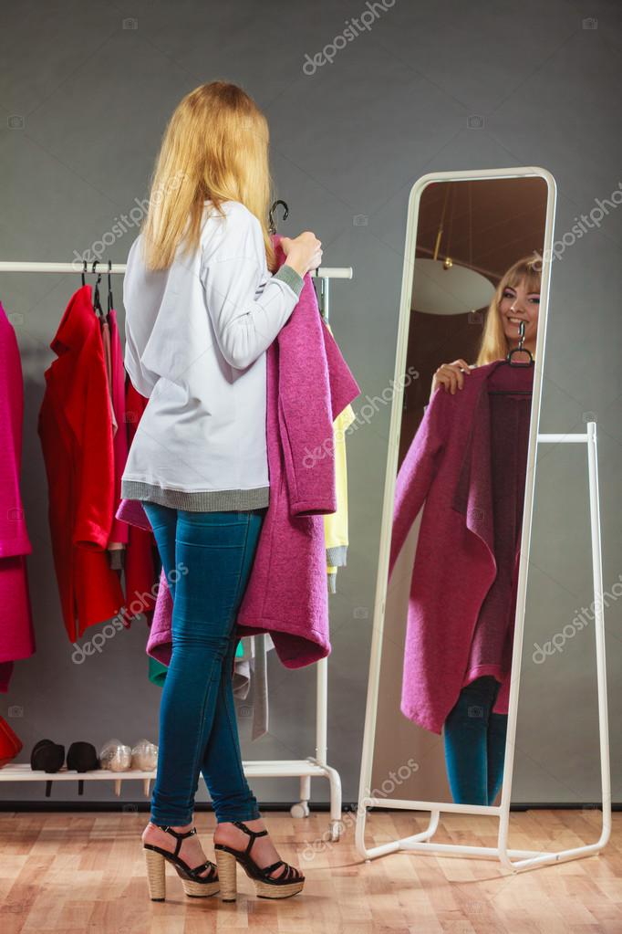 Menina bonita olhando no espelho . fotos, imagens de © Voyagerix