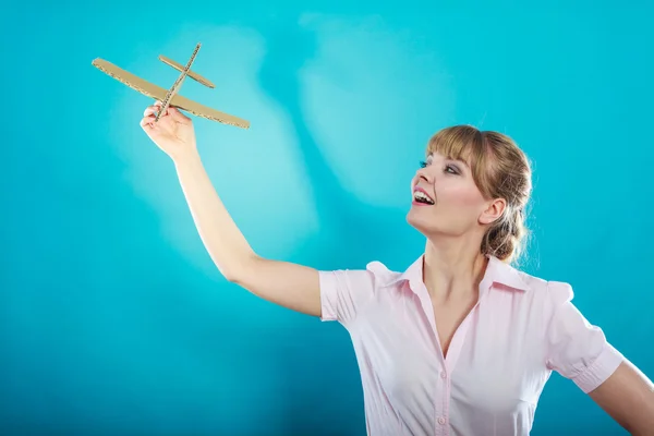 Mulher segurando avião de brinquedo de papel — Fotografia de Stock
