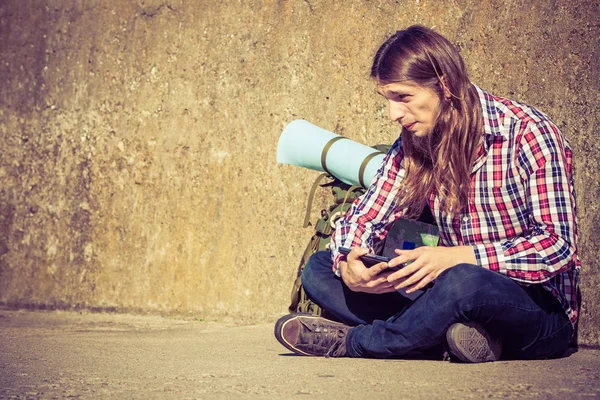 Man tourist backpacker sitting with tablet outdoor — Stock Photo, Image