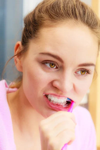 Woman brushing  teeth — Stock Photo, Image