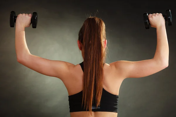 Mujer en forma haciendo ejercicio con pesas. —  Fotos de Stock