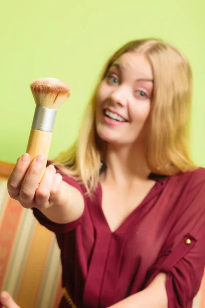 Mujer atractiva sosteniendo pincel de polvo. Maquillaje. . —  Fotos de Stock