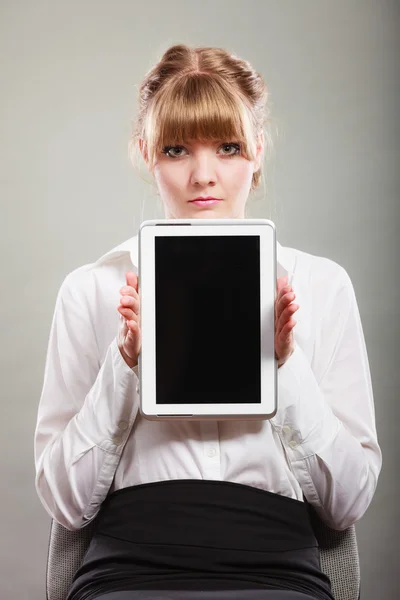 Kvinna med tablett. Blank skärm kopia utrymme. — Stockfoto