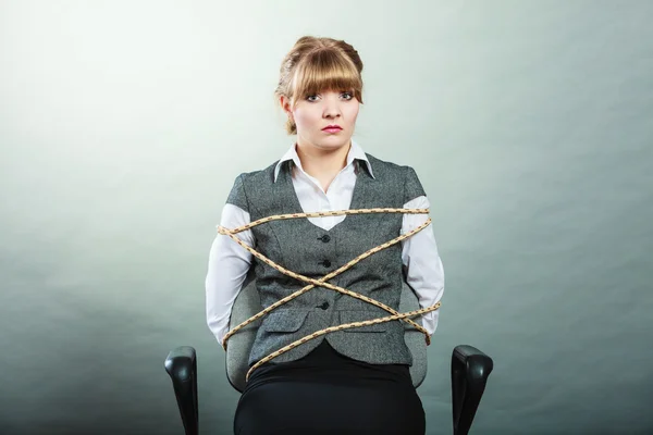 害怕被绑架的女人用绳子绑在椅子上. — 图库照片
