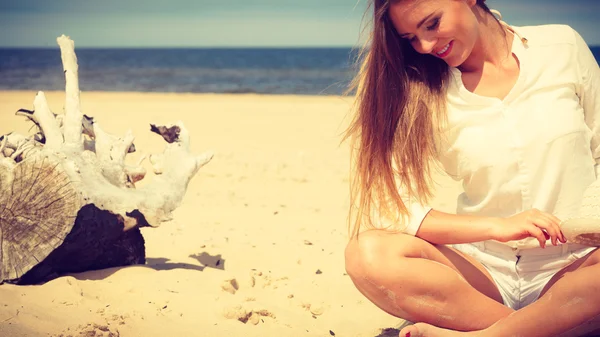 Female tourist resting on beach. — Stock Photo, Image