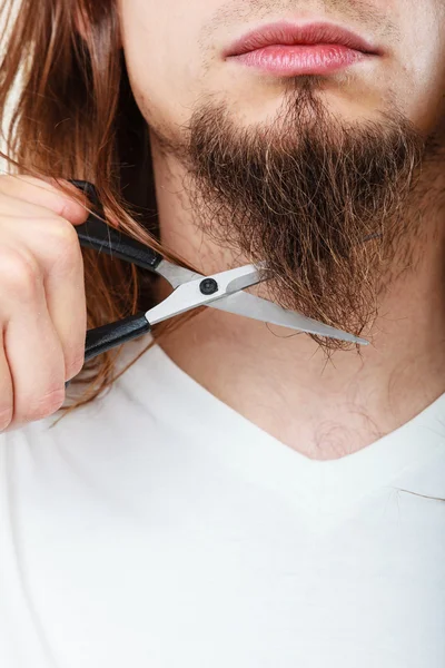 Un homme qui se coupe la barbe — Photo