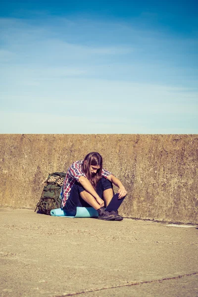 Man turist backpacker sitter med tablett utomhus — Stockfoto