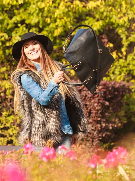 Femme de mode avec sac extérieur — Photo